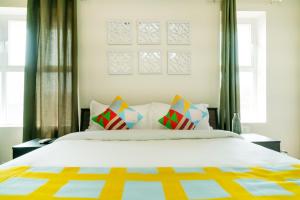 コーチにあるSuper Hotel O Elegant KINGS PARK RESIDENCYのベッドルーム1室(大型ベッド1台、カラフルな枕付) +28枚の写真