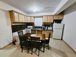 Kuchyň nebo kuchyňský kout v ubytování 1 Bedroom, 1 Bathroom at Joe's Place