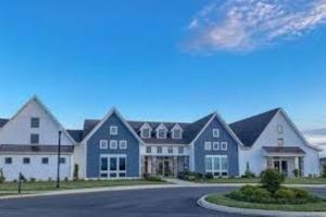 ミドルタウンにあるCozy SFH for Active Adultsの青白の大家