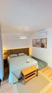 una camera da letto con un letto e un tavolo di Giardino Maia, Studio Moderno com Café da Manhã a Guarulhos