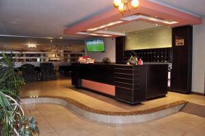 a bar in a restaurant with a tv on the wall at Hotel Bulevar in Paysandú