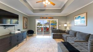 Posezení v ubytování Lake Norman Retreat w Pool Hot Tub Private Dock Lake Life Cove by AvantStay