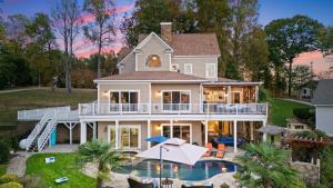 Bazén v ubytování Lake Norman Retreat w Pool Hot Tub Private Dock Lake Life Cove by AvantStay nebo v jeho okolí