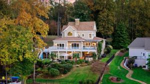 Zahrada ubytování Lake Norman Retreat w Pool Hot Tub Private Dock Lake Life Cove by AvantStay