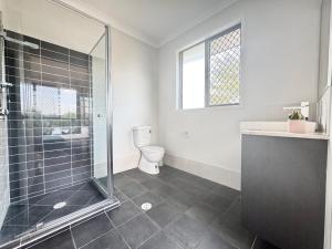 Ένα μπάνιο στο Coopers Plains Retreat Maple Share House