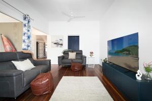 TV a/nebo společenská místnost v ubytování Hibiscus Cottage