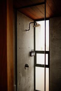 - une douche dans une chambre avec une porte en verre dans l'établissement Villa Gracia, Valle de Guadalupe, à Francisco Zarco