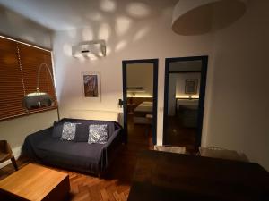 una camera da letto con un letto, un tavolo e uno specchio di Ipanema Prudente Posto 9 a Rio de Janeiro