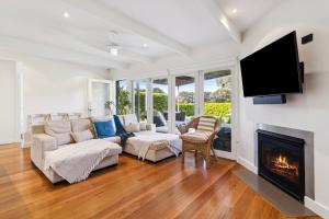 Fairway View في فلندرز: غرفة معيشة مع مدفأة وتلفزيون