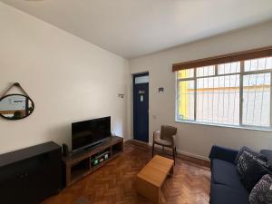 un soggiorno con un divano e una TV di Ipanema Prudente Posto 9 a Rio de Janeiro