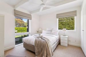 Fairway View في فلندرز: غرفة نوم بيضاء بسرير كبير ونوافذ