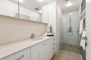 Un baño blanco con lavabo y ducha. en Fairway View, en Flinders 28 fotos más