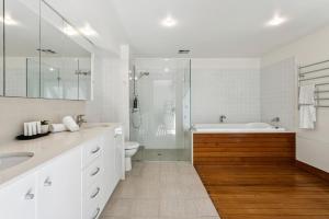 Fairway View في فلندرز: حمام أبيض مع حوض استحمام ودش +29 صورة