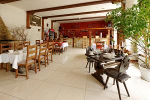 a dining room with a table and chairs at Restauracja Rycerska in Iłża