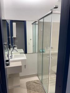 un bagno con doccia in vetro e lavandino di Ipanema Prudente Posto 9 a Rio de Janeiro Altre 14 foto