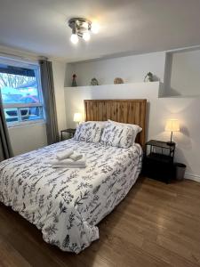 En eller flere senge i et værelse på La Suite Centre-ville Saint-Georges