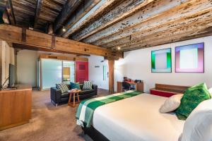 ホバートにあるザ ヘンリー ジョーンズ アート ホテルのベッドとテレビがあるホテルの部屋