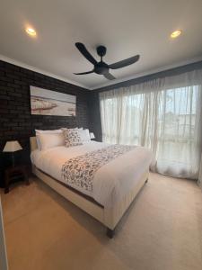 Postel nebo postele na pokoji v ubytování Pasir Penyu, Turtle Sands Modern Coastal Escape near Kellys Beach