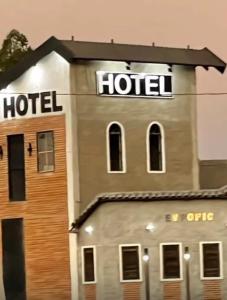 Un edificio con un cartel de hotel encima. en BR 153 Hotel, en Hidrolândia