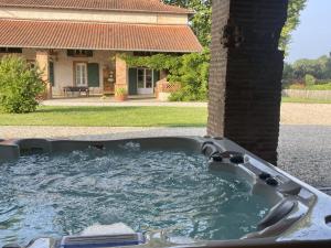 a hot tub in the yard of a house at Chemin des Dames - Gite in Montauban