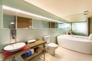 ホバートにあるザ ヘンリー ジョーンズ アート ホテルの浴槽、トイレ、洗面台を備えたバスルーム +25枚の写真