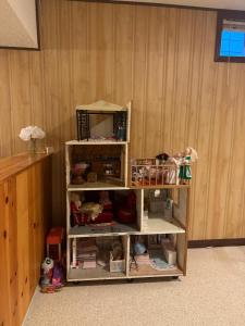 una mensola in legno in una camera di Licensed Private Cozy Basement Suite Near Downtown Saskatoon a Saskatoon