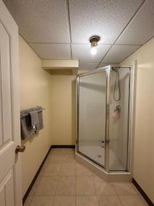 un bagno con cabina doccia e soffitto di Licensed Private Cozy Basement Suite Near Downtown Saskatoon a Saskatoon