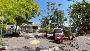 A garden outside Duck House Hostel & Resort Khon Kaen Még 65 kép