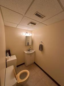 un bagno con un water e un lavandino di Licensed Private Cozy Basement Suite Near Downtown Saskatoon a Saskatoon