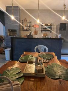 un tavolo di legno con piatti di cibo sopra di Casa barra nova M e Az a Marechal Deodoro