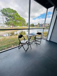 Balkón nebo terasa v ubytování Comfortable apartment entirely by the lake + 12 fotografií