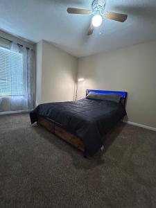 Postel nebo postele na pokoji v ubytování Comfortable apartment entirely by the lake