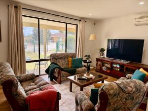 Μια τηλεόραση ή/και κέντρο ψυχαγωγίας στο 2 Old-style Homey Family Charm 4br Pet Friendly!