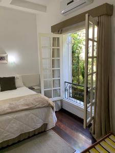 En eller flere senge i et værelse på SPA LIFESTYLE Centro de Bem Estar + 70 billeder