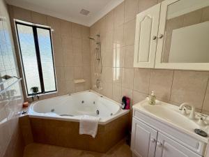 Ένα μπάνιο στο 2 Old-style Homey Family Charm 4br Pet Friendly! +35 φωτογραφίες