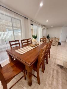 Φωτογραφία από το άλμπουμ του 2 Old-style Homey Family Charm 4br Pet Friendly! στο Περθ