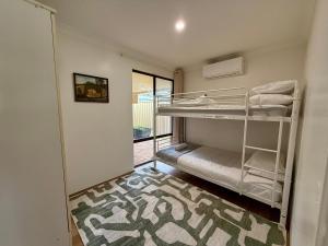 Ένα ή περισσότερα κρεβάτια σε δωμάτιο στο 2 Old-style Homey Family Charm 4br Pet Friendly!