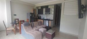 een woonkamer met een bank en een tafel bij Casa Sol in Tingo María