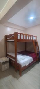 een slaapkamer met twee stapelbedden in een kamer bij Casa Sol in Tingo María