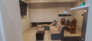 een woonkamer met een bank en een televisie bij Casa Sol in Tingo María