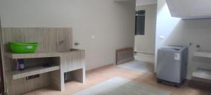 een kleine keuken met een spoelbak en een koelkast bij Casa Sol in Tingo María +8 foto's