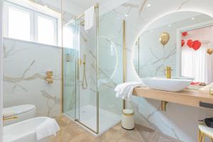 un bagno con doccia in vetro e lavandino di boutique teatro b&b a Foggia Altre 39 foto