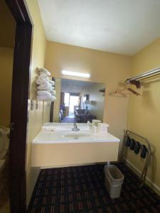 un baño con lavabo y espejo en Innkeeper Motel Hamel, en Hamel