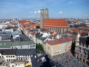 une vue aérienne sur une ville avec une tour d'horloge dans l'établissement C & N Hostel München, à Munich