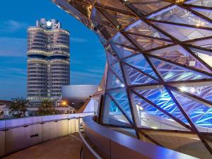 une vue sur un bâtiment avec une tour en arrière-plan dans l'établissement C & N Hostel München, à Munich