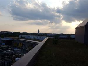 une vue d'une ville depuis le toit d'un immeuble dans l'établissement C & N Hostel München, à Munich 5 autres photos