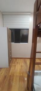 een lege kamer met witte muren en houten vloeren bij Casa Sol in Tingo María