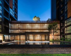 Vista exterior de un edificio con una estación de tren en The Base Height, en Ban Nong Chaeng