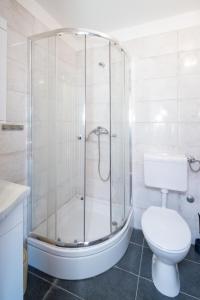 Ένα μπάνιο στο Apartments with parking space Nin, Zadar - 22265