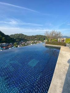 una piscina con azulejos azules en el agua en The Base Height, en Ban Nong Chaeng 3 fotos más